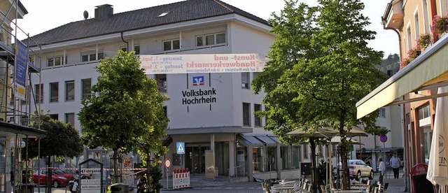 Die Volksbank Hochrhein plant an der E...ftshaus der Bank abgerissen werden.    | Foto: Theresia Rdiger