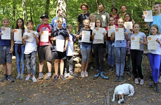 Stolz auf ihre Urkunden sind die 15 Ju...amtes im Wald in Freiamt dabei waren.   | Foto: Landratsamt/Ulrich Spitzmller