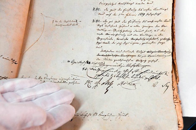 Im Generallandesarchiv wird der Entwur...roherzog Carl vom 22.08.1818 gezeigt.  | Foto: dpa
