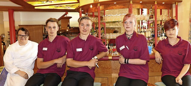 Ihre Ausbildung in Mhringers Schwarzw...Mller (von links) Restaurantfachfrau.  | Foto: Martha Weishaar