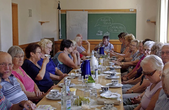 Die Gste genieen Kaffee und Kuchen i... im Vorraum eine Bank aufgebaut wurde.  | Foto: Annika Sindlinger