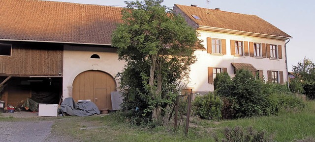 Fr den Bau eines Mehrfamilienhauses s...trae in Wollbach  abgerissen werden.   | Foto: Jutta Schtz