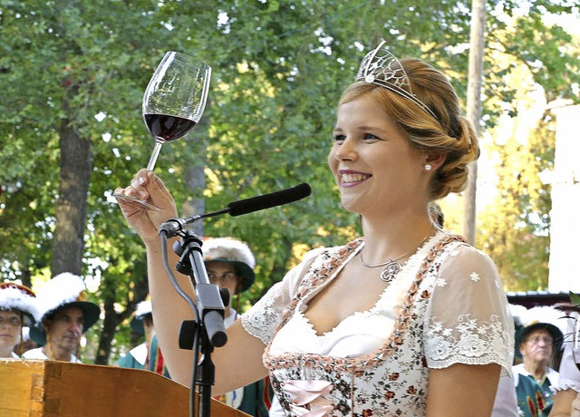 Zum Abschied wird Sinja Hornecker, die... Weinfest durch eine Weinprobe fhren.  | Foto: Archiv: Agnes Pohrt