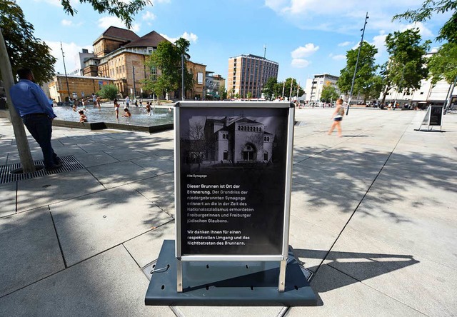 Eine der drei neuen Hinweistafeln am Gedenkbrunnen  | Foto: Rita Eggstein