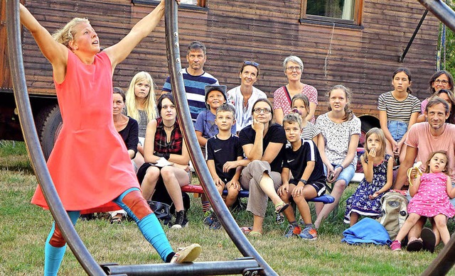 Mit akrobatischen Nummern zogen die Artisten ihre Zuschauer in den Bann.   | Foto: Roswitha Frey