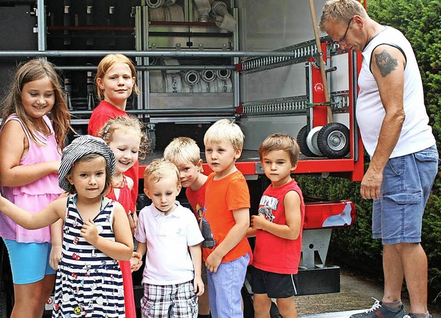 <BZ-FotoAnlauf>Kinder bei der Feuerweh... Inspektion der Fahrzeuge  viel Spa.   | Foto: Ralph Lacher