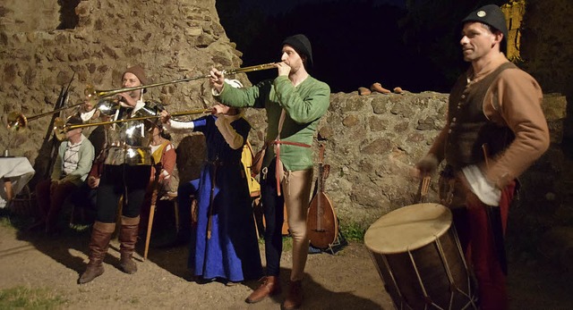 Spielleute in mittelalterlicher Kostm...ssischen Instrumenten auf der Burg.    | Foto: H. Bleyer
