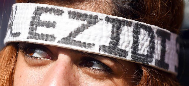 Eine Demonstrantin mit einem Stirnband...mischer Staat in Hannover (Archivbild)  | Foto: dpa