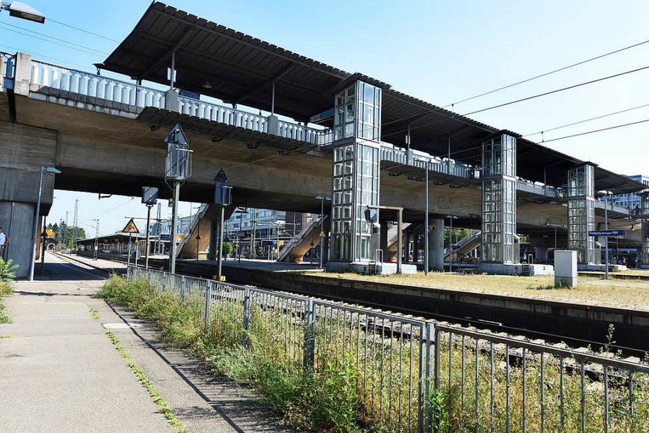 Die Spannbetonbrücke führt über die Gleise des Hauptbahnhofs Freiburg. (Foto: Rita Eggstein) Die Spannbetonbrücke führt über die Gleise des Hauptbahnhofs Freiburg. (Foto: Rita Eggstein)