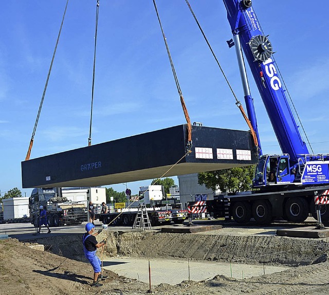 Ein Kran hob das  90 Tonnen schweres Gleichrichterunterwerk fr die Tram ein.   | Foto: stadt