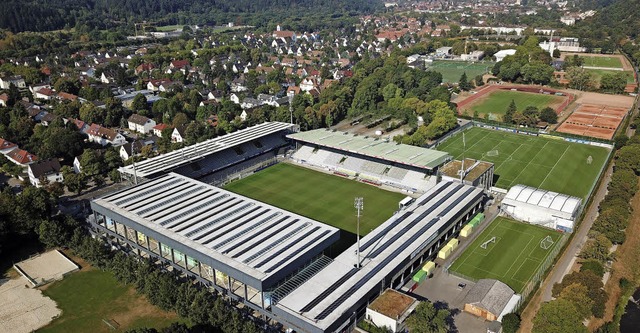 Auch im Freiburger Schwarzwaldstadion ... Niveau sich die Bundesliga befindet.   | Foto: Saurer
