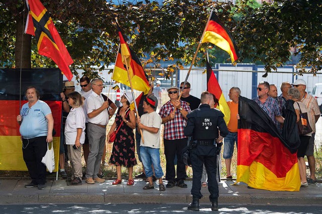 Teilnehmer einer Demonstration der isl...in Merkel (CDU) im Schsischen Landtag  | Foto: dpa