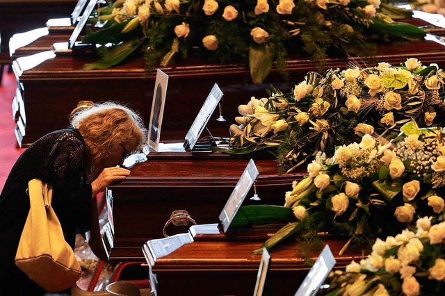 Trauerfeier fr die Opfer der Brckenkatastrophe in Genua.  | Foto: dpa
