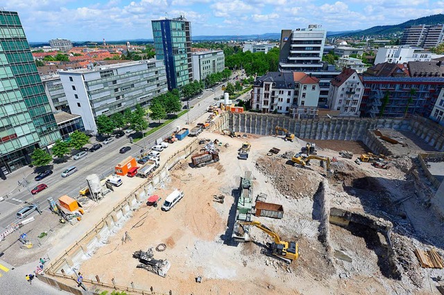 Die Volksbank-Baustelle im Juni: Am Sonntag soll der Riesenkran stehen.  | Foto: Ingo Schneider