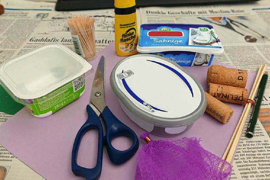 Daraus wird ein Segelboot: leere Frischkäse- oder Quarkschachtel, zwei bis drei Korken, Schaschlikspieße, Zitronen- oder Zwiebelnetz, Acrylfarbe/Glitzer/Sticker – je nach Lust und Laune, Küchenmesser, Tonpapier, Kleber und Schere (Foto: Sophia Zorn) Daraus wird ein Segelboot: leere Frischkäse- oder Quarkschachtel, zwei bis drei Korken, Schaschlikspieße, Zitronen- oder Zwiebelnetz, Acrylfarbe/Glitzer/Sticker – je nach Lust und Laune, Küchenmesser, Tonpapier, Kleber und Schere (Foto: Sophia Zorn)
