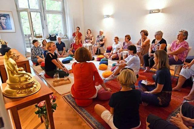 BZ-Leserinnen und Leser meditieren im Buddhistischen Zentrum Wiehre