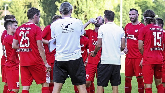 Coach Florian Kneuker (Vierter von rechts) im Fachgesprch mit den OFV-Kickern.   | Foto:  Alexandra Buss