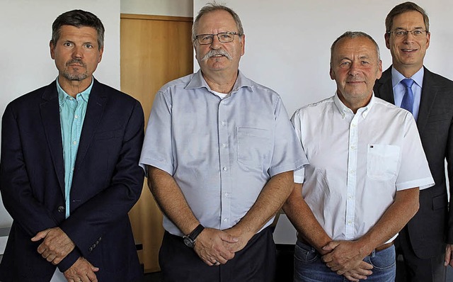 40 Jahre im ffentlichen Dienst (von l...Detlef Franke mit Landrat Hanno Hurth.  | Foto: Spitzmller