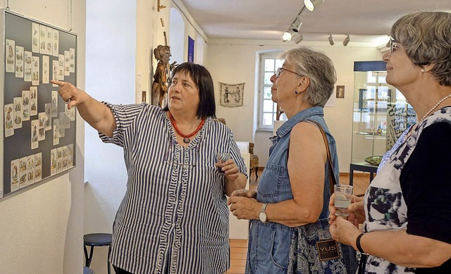 Nach der Lesung wies Museumsleiterin U... Buschs &#8222;Max und Moritz&#8220;.   | Foto: Roswitha Frey