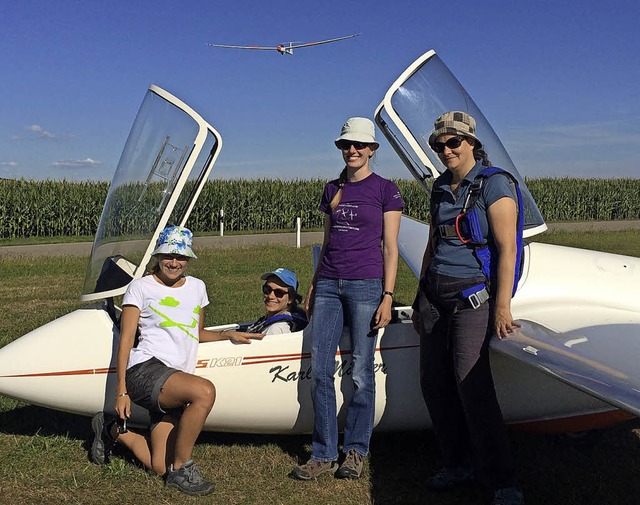 Premiere auf dem Flugplatz in Htten: ...estern Julia (links) und Maria Knoller  | Foto: Philip Stau/Luftsportgemeinschaft