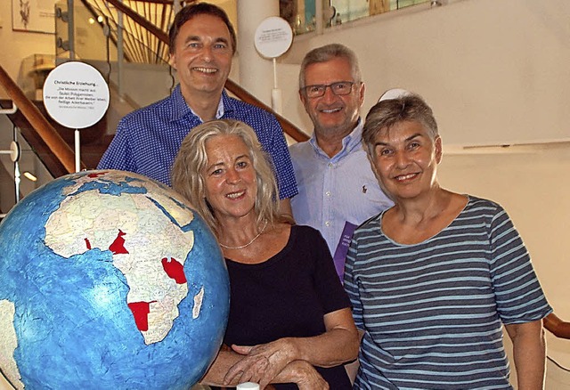 Mit der neuen Weltkugel: Wolfgang Gall...lika Nain, Robert Wacker und Anne Junk  | Foto: bPO