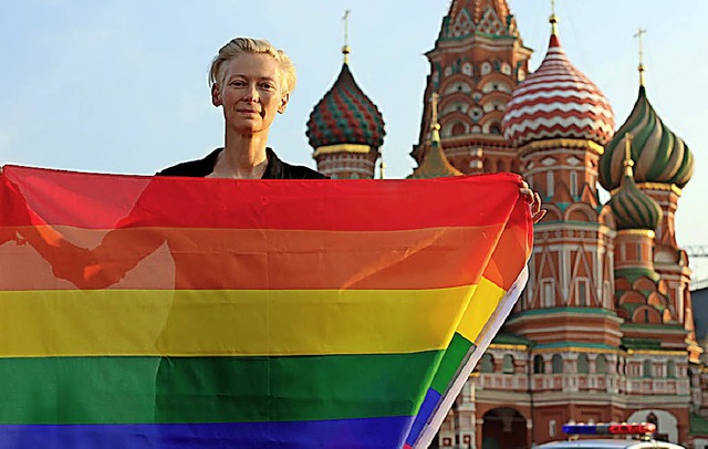 Eine Provokation fr den Kreml: die br...ton mit der Regenbogenfahne in Moskau   | Foto: dpa