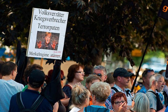 Pegida-Anhnger demonstrieren gegen den Besuch der Bundeskanzlerin in Dresden.   | Foto: DPA