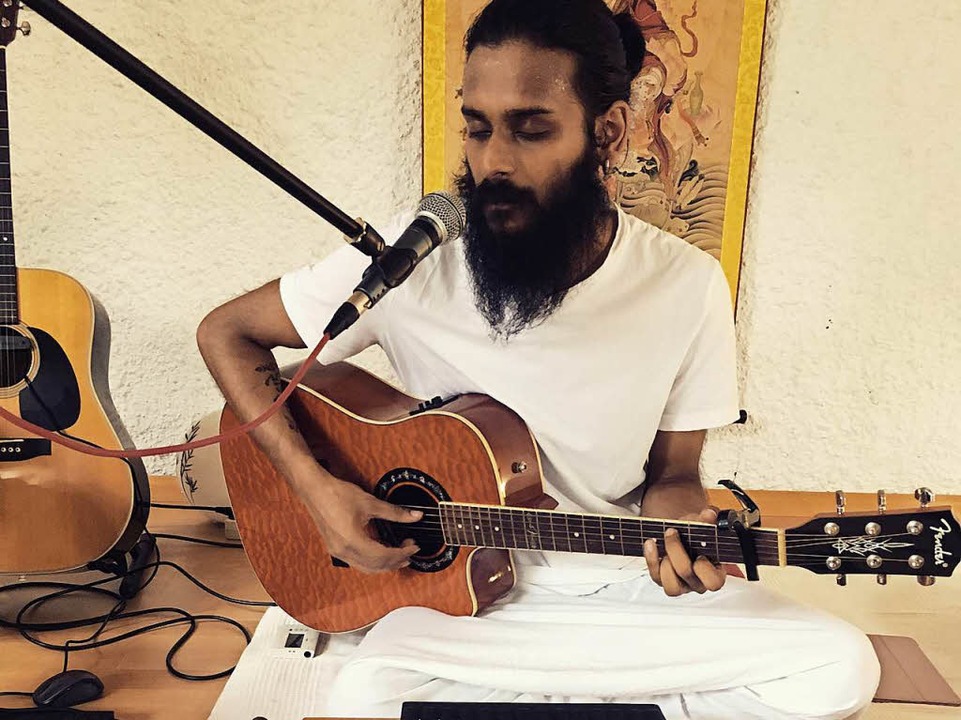Eshaan kommt aus Nordindien und spielt viele verschiedene Instrumente.  | Foto: privat
