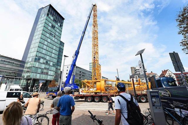 Aufbau des Riesenkrans fr den Volksbank-Neubau hat begonnen