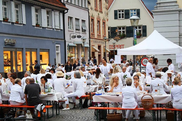 Vom Start weg beliebt: White Dinner in der Offenburger Innenstadt.  | Foto: Julia Trauden
