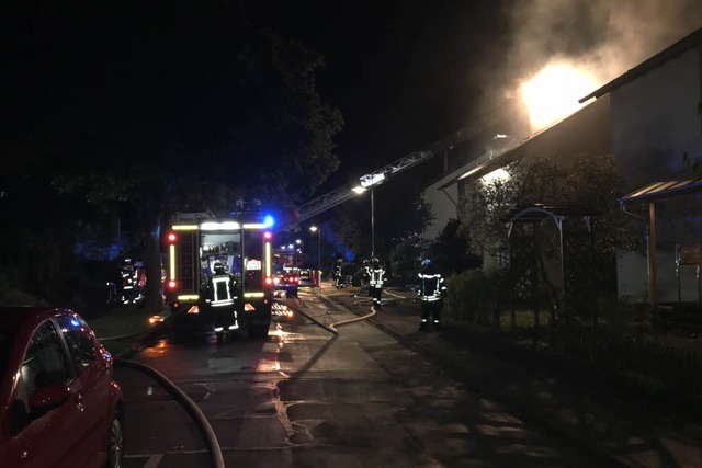 Ein Haus in der Denzlinger Markgrafens...h einem Blitzeinschlag Feuer gefangen.  | Foto: DRK Denzlingen 