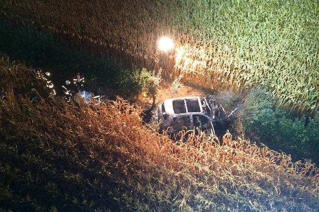 Auto brennt in Maisfeld bei Endingen aus – vom Fahrer fehlt jede Spur