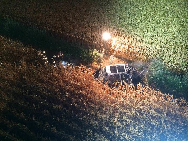 Das Auto im Maisfeld brannte aus.   | Foto: Feuerwehr Endingen