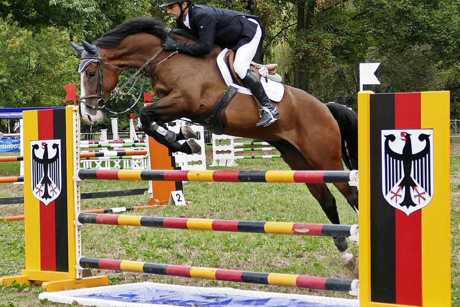 Noch bis Sonntag steht der Bad Krozinger Kurpark ganz im Zeichen des Pferdesports. Beim Vita-Classica-Springturnier gibt sich die Reiterelite Südbadens in gepflegter Atmosphäre ein Stelldichein und ist ganz entspannt. (Foto: Hans-Peter Müller) Noch bis Sonntag steht der Bad Krozinger Kurpark ganz im Zeichen des Pferdesports. Beim Vita-Classica-Springturnier gibt sich die Reiterelite Südbadens in gepflegter Atmosphäre ein Stelldichein und ist ganz entspannt. (Foto: Hans-Peter Müller)