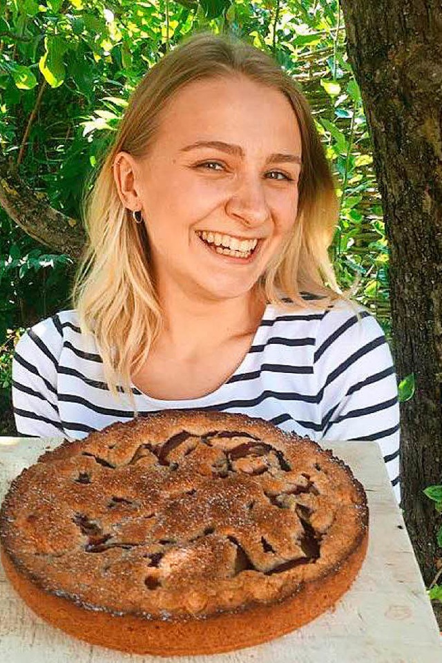 Laura Hermann mit einem veganen Kuchen  | Foto: Chiara Velten