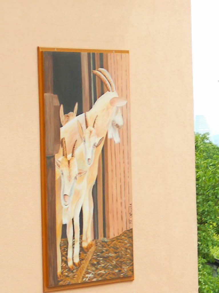 Mh   h! Ein beliebtes Geissen-Wandbild von der Fassadenkunst im tlinger Ortsteil von Weil am Rhein.Herbert Stahl