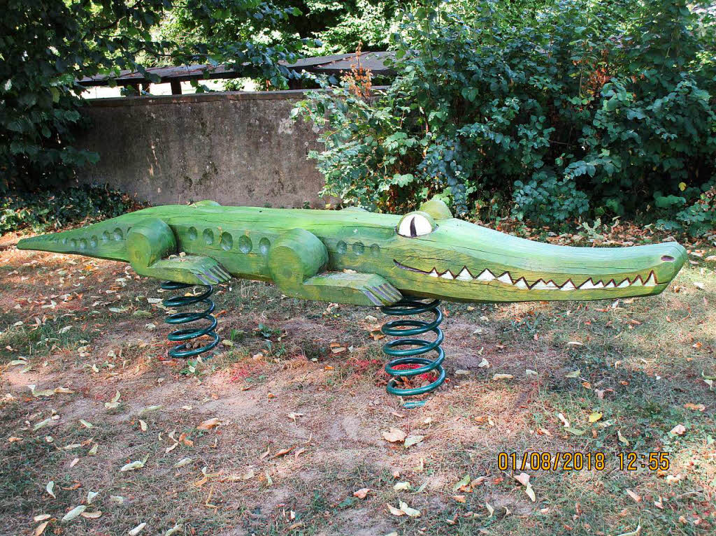 Ein gezhmtes liebes Krokodil, gefedert und bequem darauf zu reiten. Entdeckt auf dem Kinderspielplatz im „Knochen-Park" in Riehen.Herbert Stahl