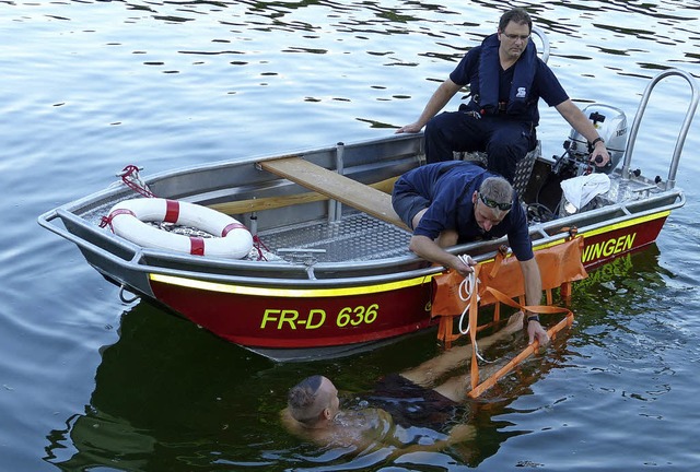 Rettungsbung der Teninger Feuerwehr auf dem Rhein  | Foto: Aribert Rssel