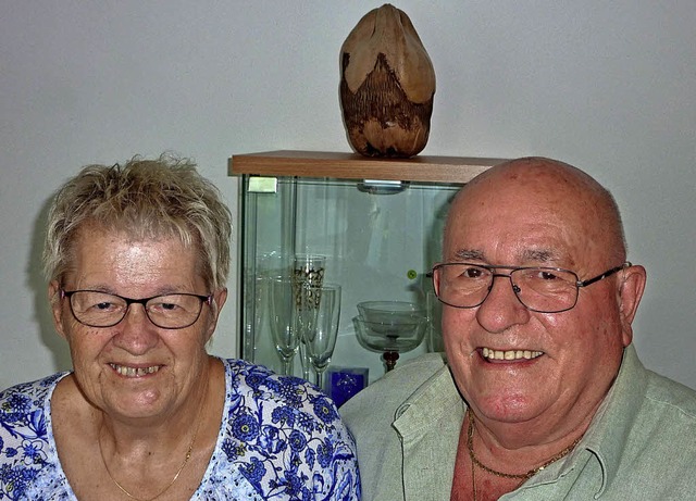 Georg und Brigitte Schiefelbein feiert...211; unter der karibischen Kokosnuss.   | Foto: Karlernst Lauffer
