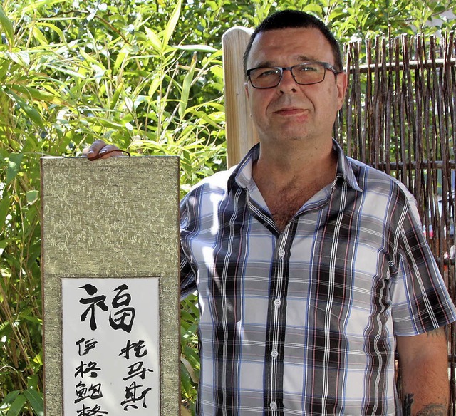 Thomas Stadler mit Familie: Die Namen ...egeben in chinesischen Schriftzeichen.  | Foto: Reinhard Cremer