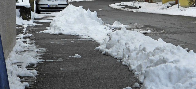 Der ewige Kampf: Kaum ist der Straenr... Schnee von der Strae wieder zurck.   | Foto: Victoria Langelott