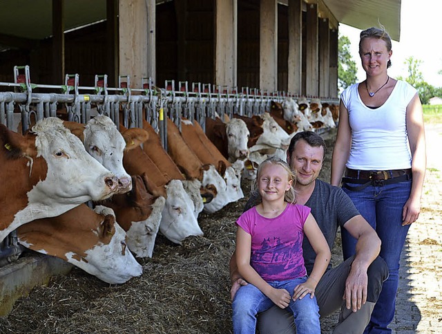 Lena-Sophie, Thomas Benz und Sonja Kirchner-Benz mit einigen ihrer Milchkhe.   | Foto: Liane Schilling