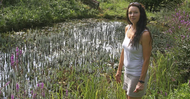 Yonca Thurner vor einem Teich in einem Waldshuter Biotop  | Foto: Johannes Renner