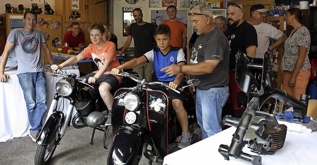 Die Mopedfreunde in ihrer Werkstatt  | Foto: Christiane Franz