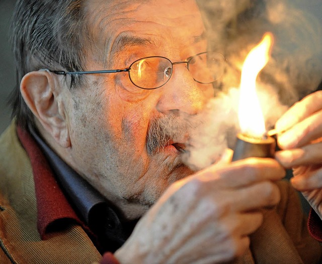 Rauchen als intellektueller Ausweis: Schriftsteller Gnter Grass   | Foto: dpa