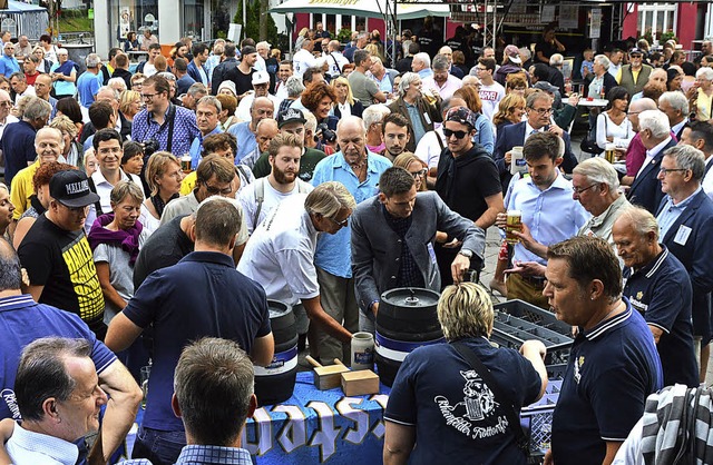 Traditionell ist das erste Bier bei de...fnung des Trottoirfests ein Freibier.   | Foto: Horatio Gollin