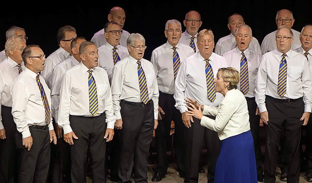 Der Barry Male Voice Choir unter Leitung von Dorothy Connell   | Foto: Frey