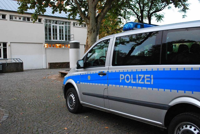 Hinter der Steinhalle parkten die Polizeifahrzeuge.  | Foto: Sylvia-Karina Jahn