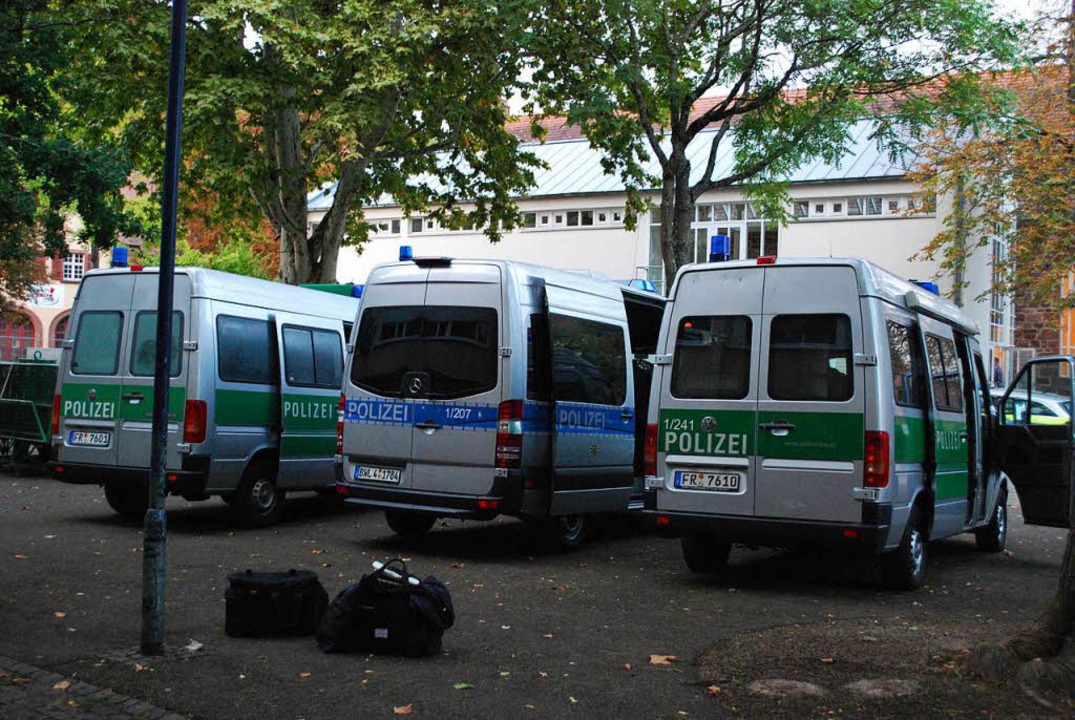 Hinter der Steinhalle parkten die Polizeifahrzeuge.  | Foto: Sylvia-Karina Jahn
