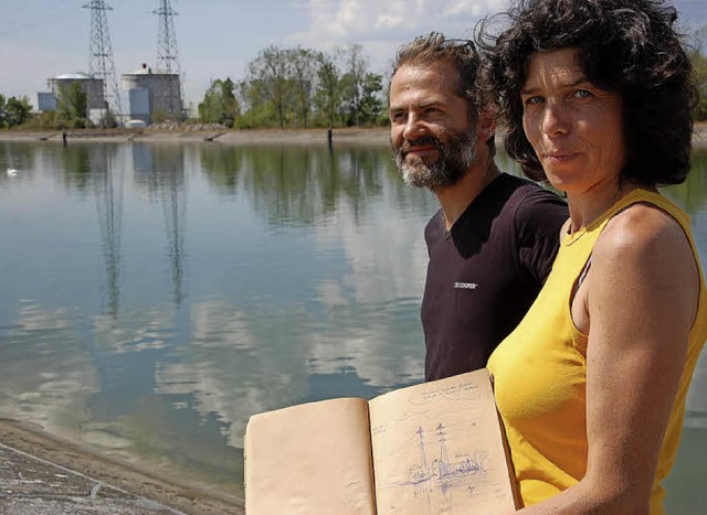 Laurence Mellinger und Domenique Meyer vor dem Akw   | Foto: NCKLES